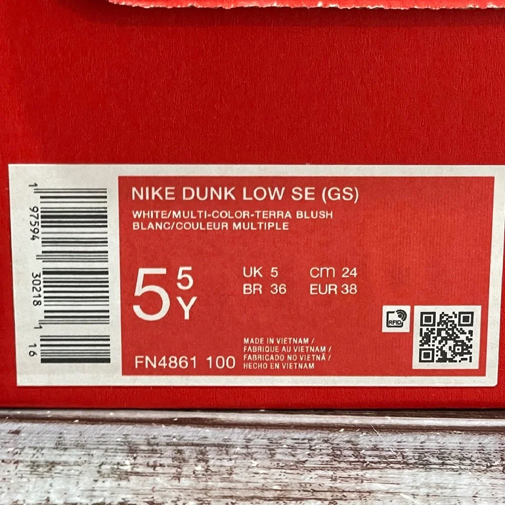 Nike NWT Dunk Low FN4861‎ Boys Size 5.5